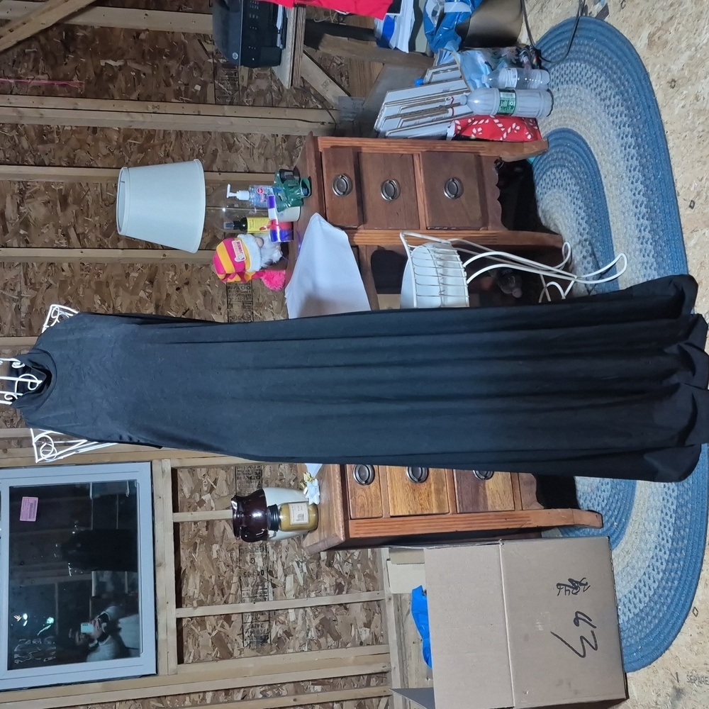 THE SHAPE OF YOU❣️Barbara Lesser black maxi dress with built-in bra. Size medium